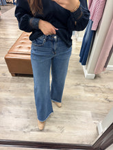 Load image into Gallery viewer, Slouchy Wide Leg Fray Hem Jeans