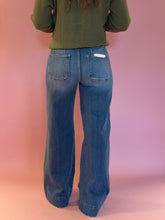Load image into Gallery viewer, High Rise Wide Seam Detailed Jeans