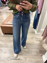 Load image into Gallery viewer, High Rise Wide Seam Detailed Jeans