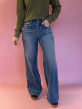 Load image into Gallery viewer, High Rise Wide Seam Detailed Jeans