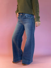 Load image into Gallery viewer, High Rise Wide Seam Detailed Jeans