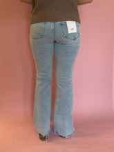 Load image into Gallery viewer, High Rise Distressed Flare