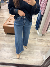 Load image into Gallery viewer, Slouchy Wide Leg Fray Hem Jeans